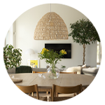 Ljust vardagsrum med matbord och växter.