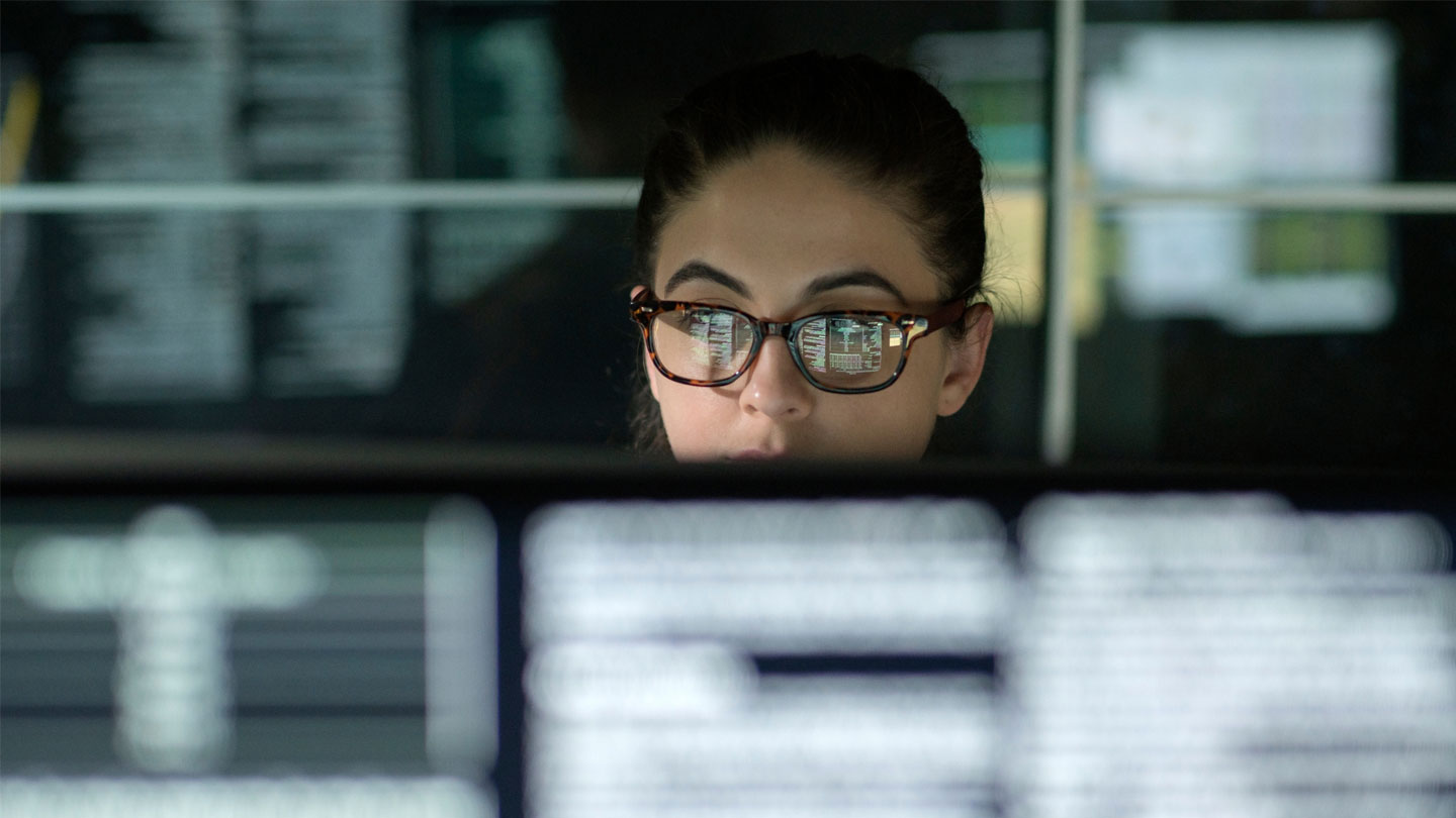 kvinna tittar på datorskärm