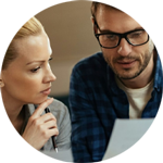 Par sitter vid datorn