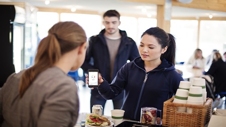 Swish kvinna köper kaffe
