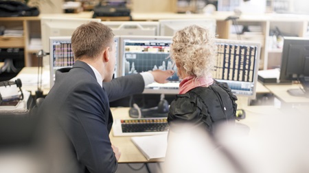 man och kvinna kollar på räntehandel