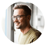 man tittar ut genom fönster