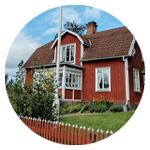 Rött trähus i två våningar