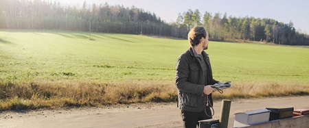 man står vid en åker