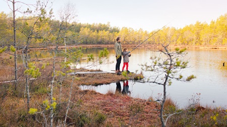 Pappa och barn fiskar